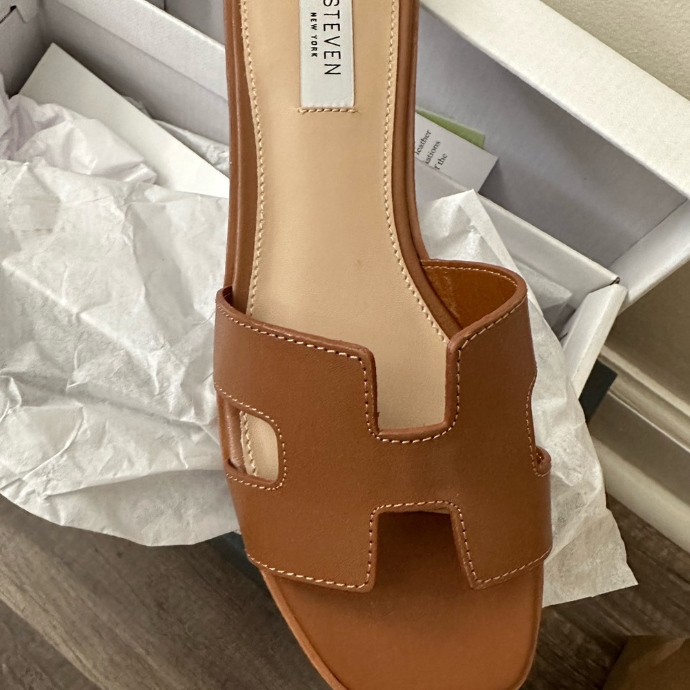 BRAND NEW STEVE MADDEN SANDALS
